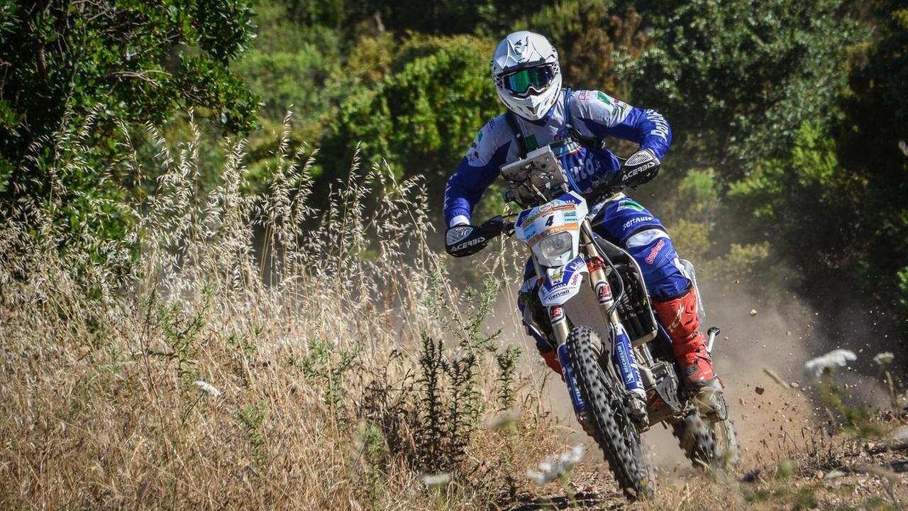 Cerutti si infortuna a una mano, Botturi al comando tra le moto