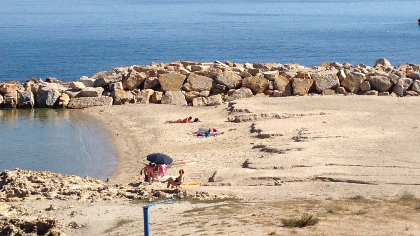 Mare pulito, ma la spiaggia attende di essere bonificata 