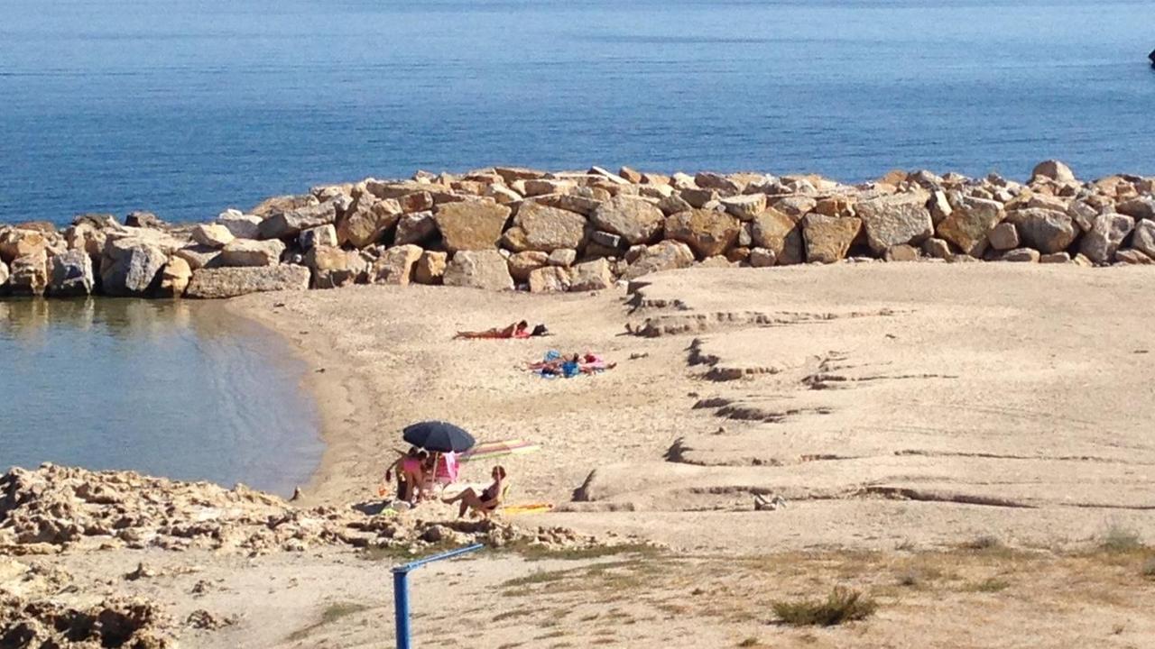 Mare pulito, ma la spiaggia attende di essere bonificata