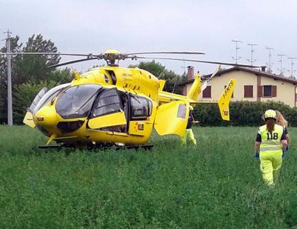 Il personale del 118 trasporta il ferito all'eliambulanza