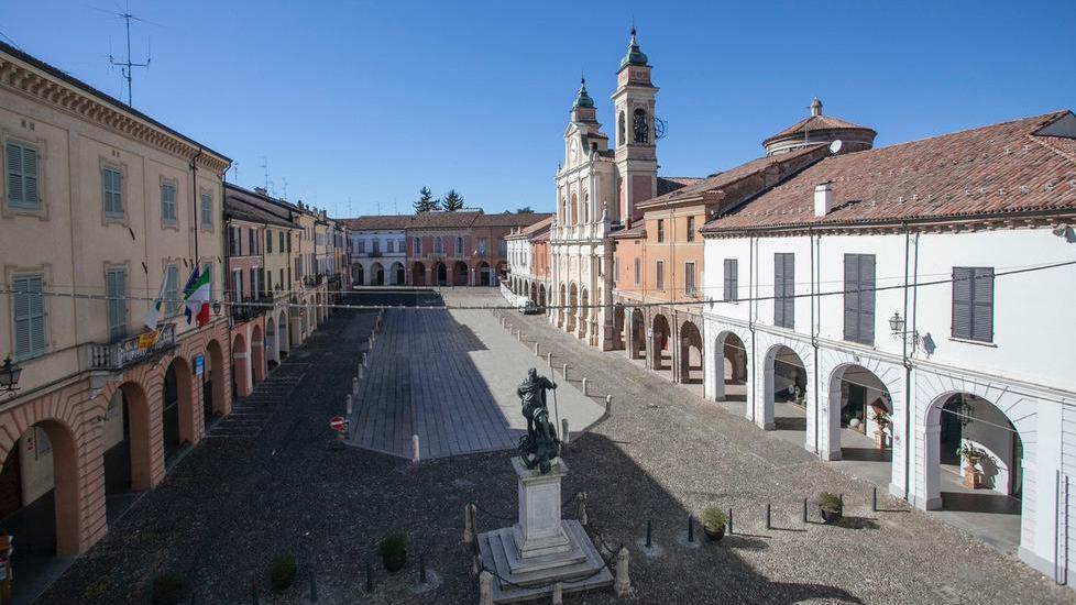 Guastalla: “Togliamo le auto da piazza Mazzini”