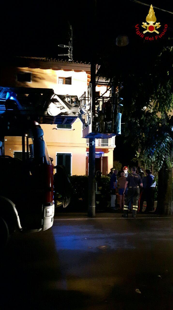 Bibbiano: fulmine colpisce una casa, brucia tetto ed esplode conduttura del gas