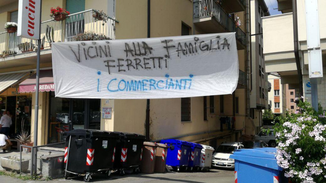 Lo striscione appeso dai commercianti