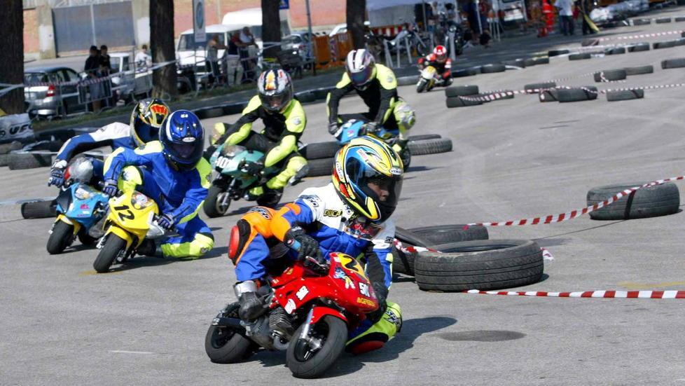 Una gara di minimoto come quella rubata nel garage di Lamporecchio (Foto d’archivio)