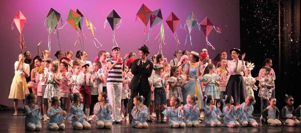 In punta di piedi balla la storia e fa rivivere Mary Poppins 