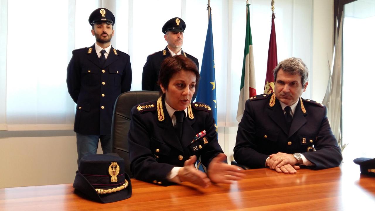La dirigente Rita Cascella durante una conferenza stampa in questura