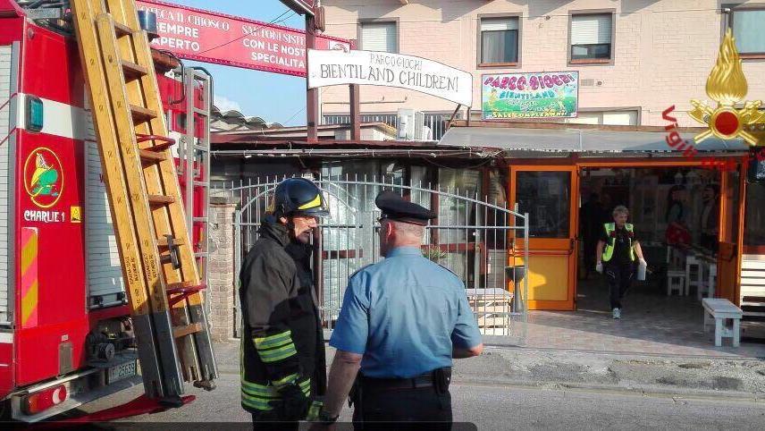 Vigili del fuoco e carabinieri sul luogo dell'esplosione