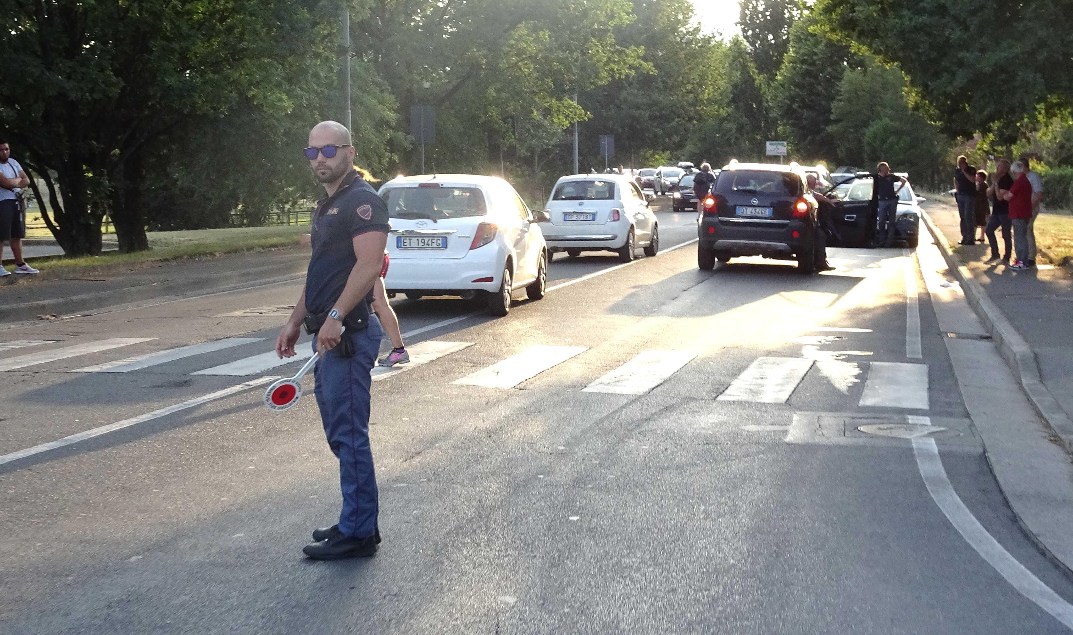 La polizia in via Marini, sul luogo dell'incidente (foto Gori)