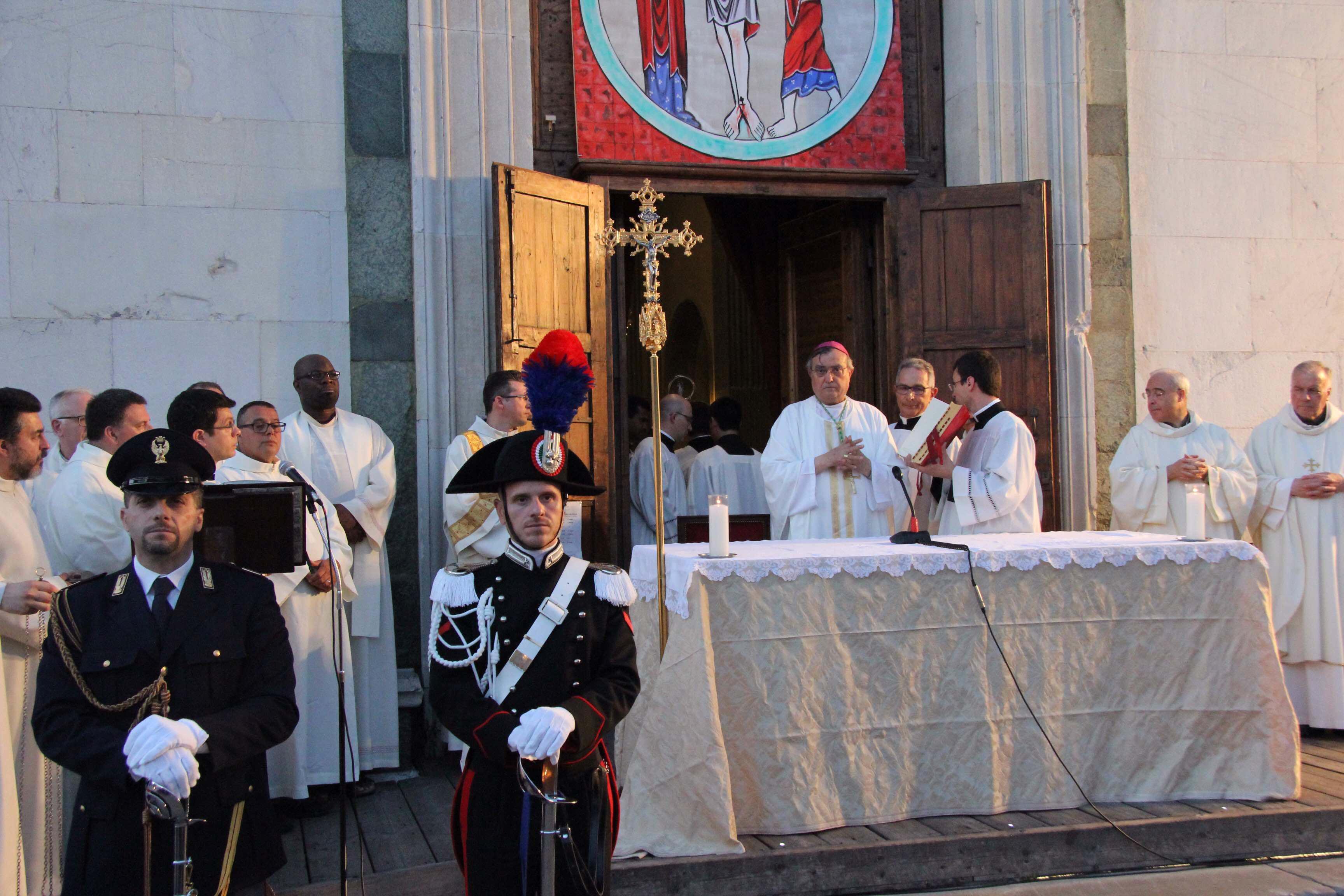 L'altare col vescovo Agostinelli (foto Batavia)