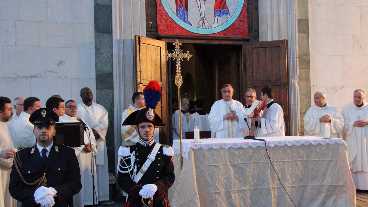 L'altare col vescovo Agostinelli (foto Batavia)