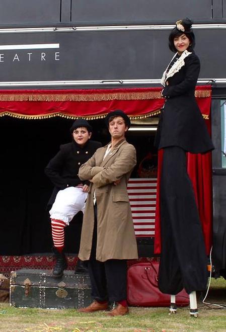 A Concentrico navi pirata, deliri populisti e in piazza il Bus Theatre 
