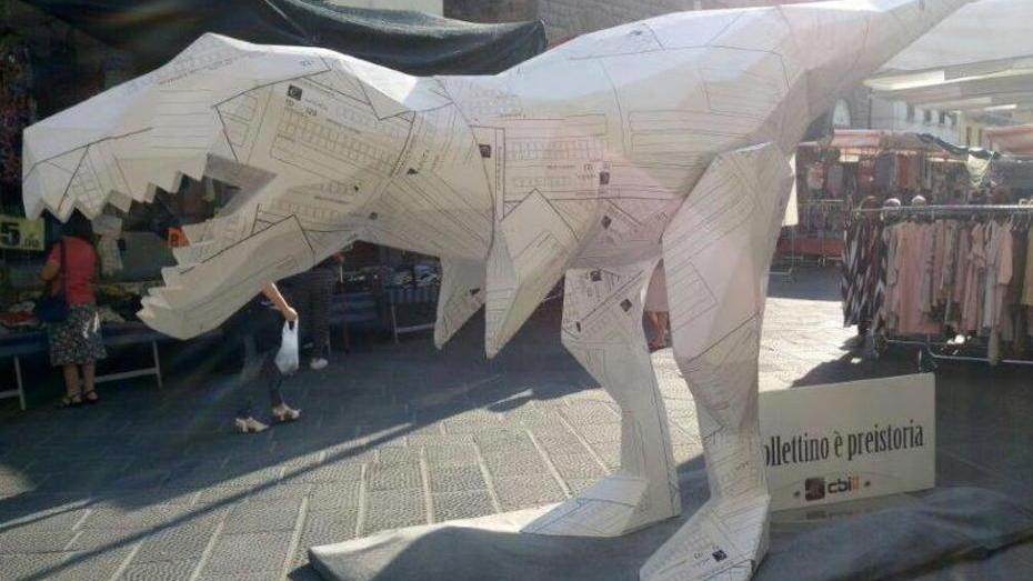 Un dinosauro di sei metri in mezzo a via Cavour