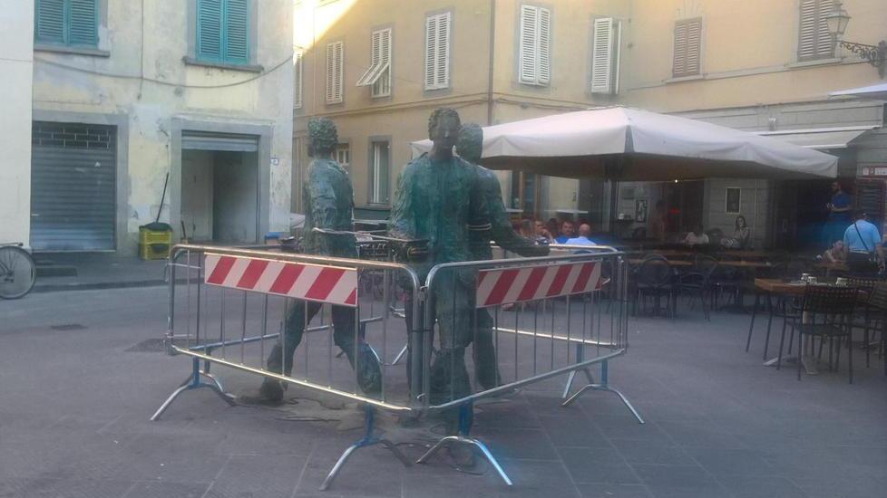 Cede la saldatura, transennata la scultura del Giro del Sole