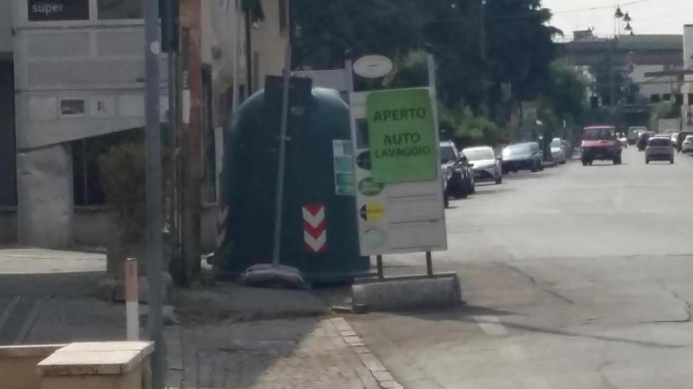 Una campana sul marciapiede