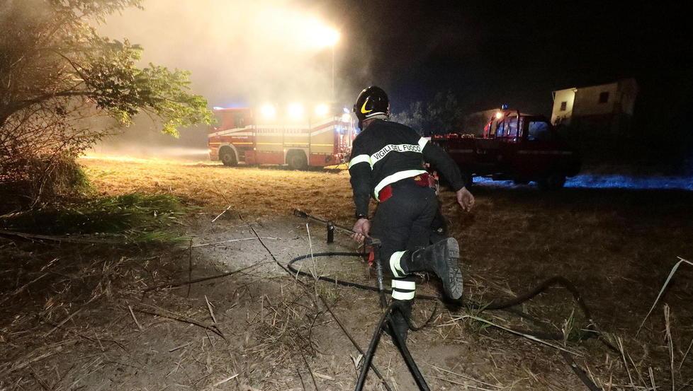 Incendio nella notte vicino alle case