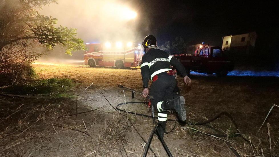 Incendio nella notte vicino alle case