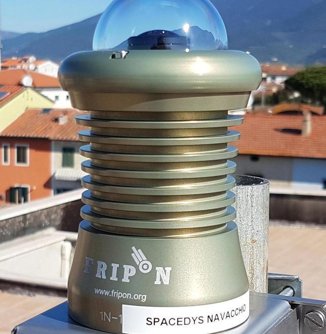 Una camera all-sky per monitorare  meteore e atmosfera