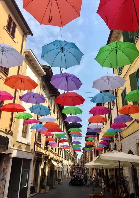 Non bastano duemila ombrelli volanti per il nostro cielo 