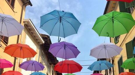 Non bastano duemila ombrelli volanti per il nostro cielo