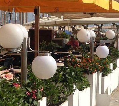 Vandalo rompe i lampioni e chiede scusa al titolare 