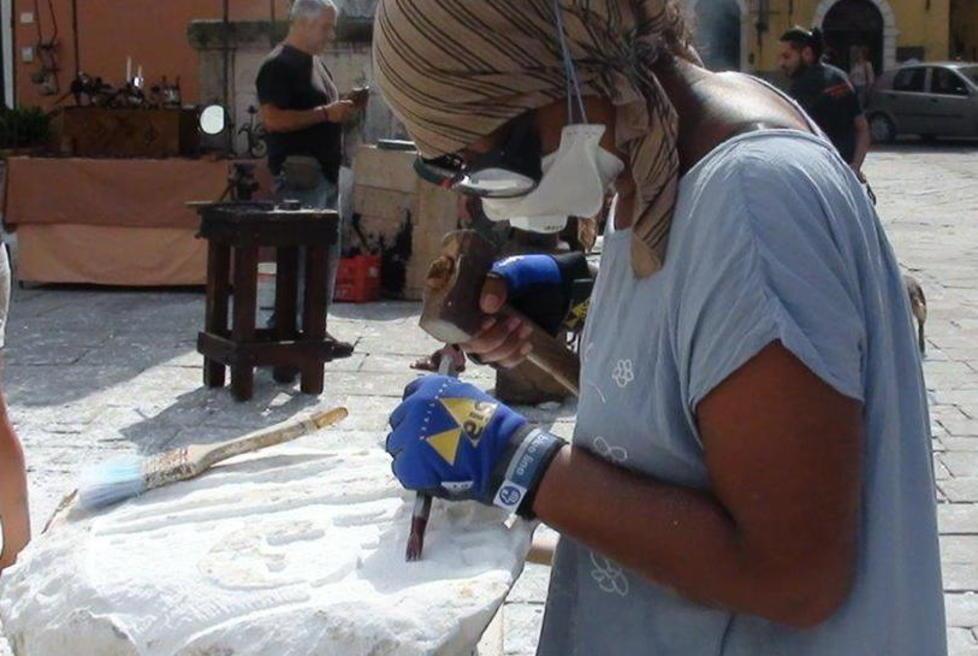 Dieci scultori in piazza le opere prendono vita 