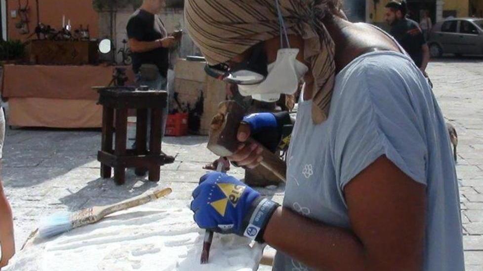 Dieci scultori in piazza le opere prendono vita