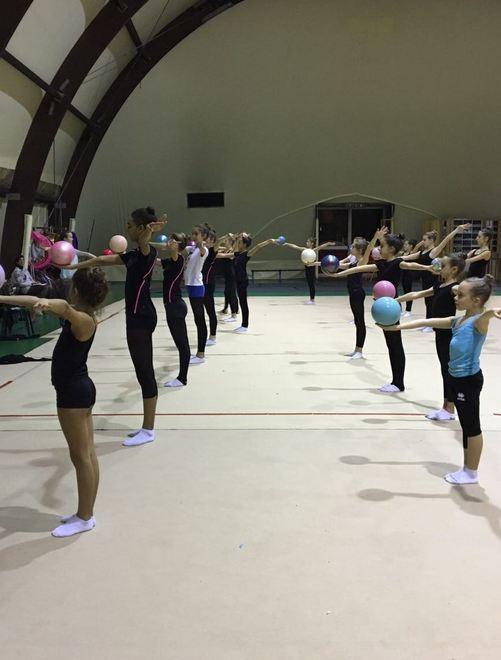 Show del centro ginnastica nel saggio di fine anno 