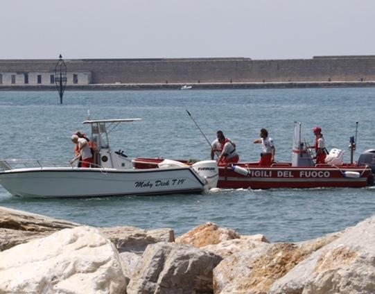 Barca affonda alla Meloria salvati tre amici pescatori 
