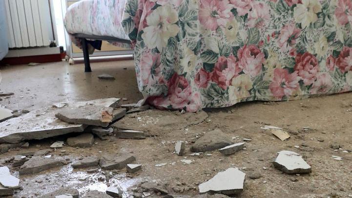 Crolla il soffitto, sono fuori casa
