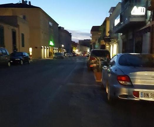 Molte vie della città al buio ma nessuno ripara i guasti 