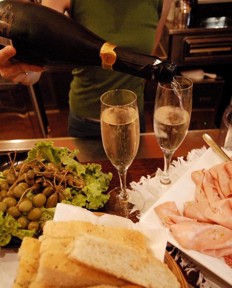 Aperitivo servito in un locale