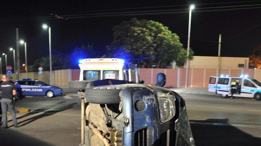 L'auto che si è ribaltata sulla rotonda di viale San Bartolomeo (foto Mario Rosas)