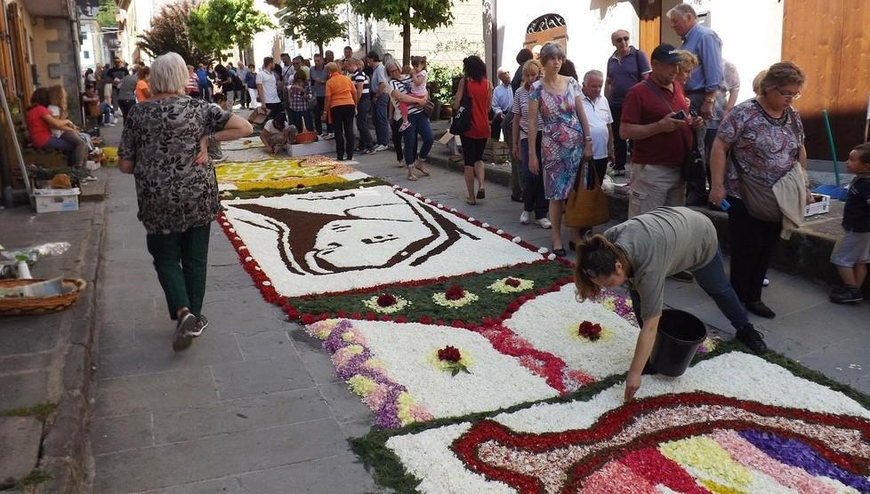 A Pievepelago il centro si veste di fiori