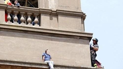 Sale sul campanile e minaccia di buttarsi: salvato dai soccorsi