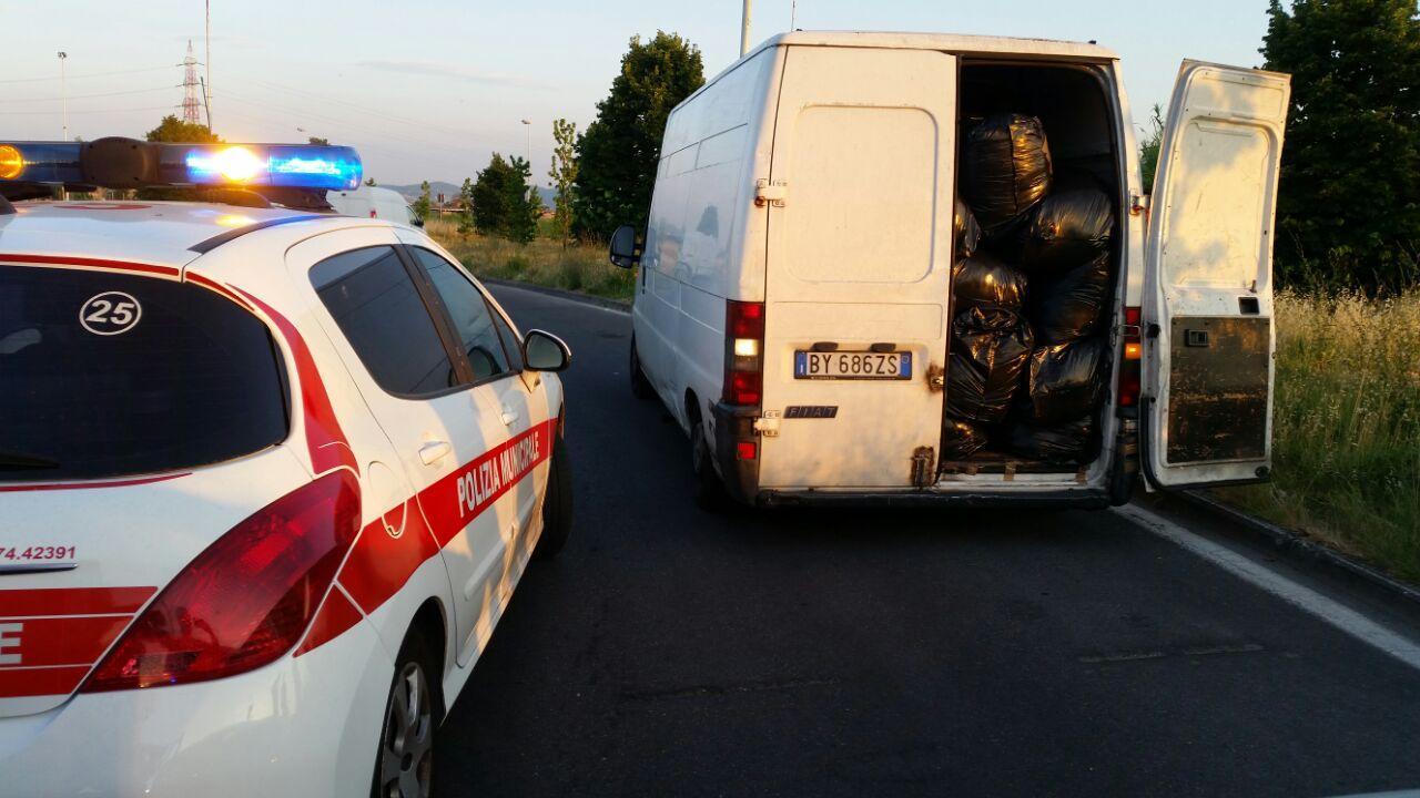 Il furgone bloccato dalla polizia municipale