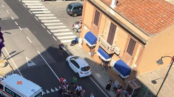 La donna investita soccorsa da un'ambulanza