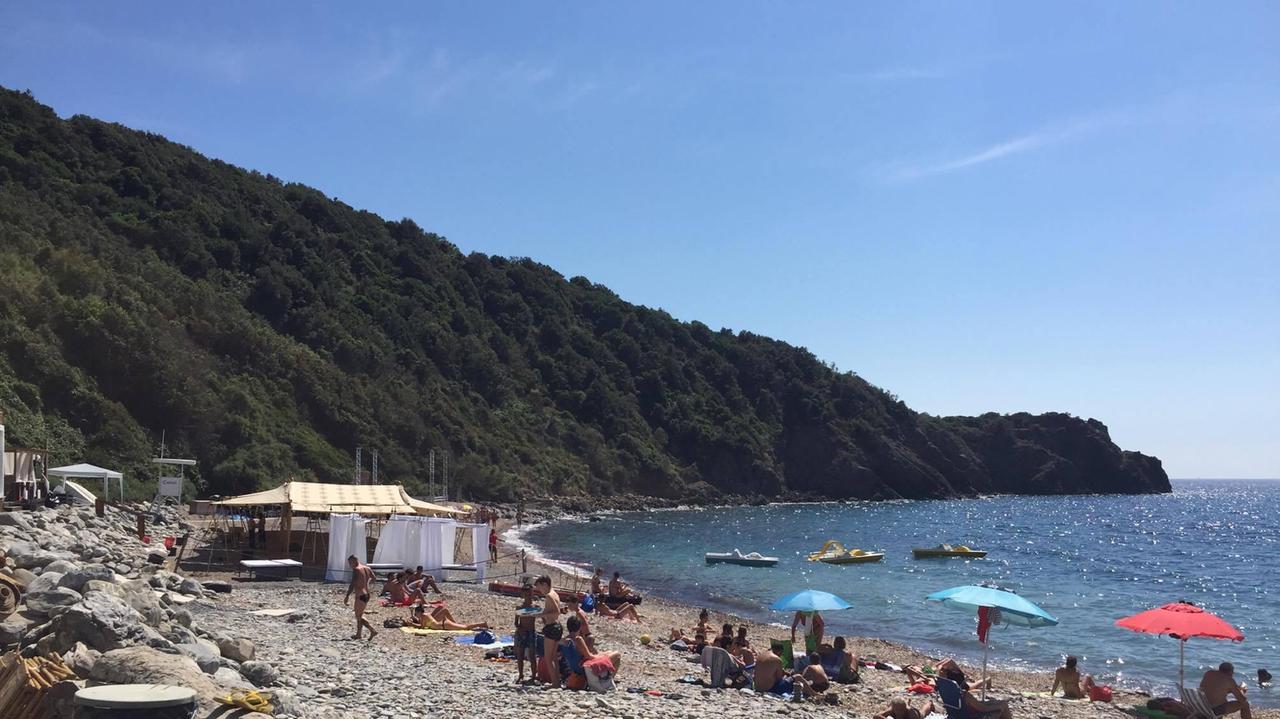 Sono le 15,30 del 16 giugno. Tutti al mare a Calamoresca come sempre, mentre al ristorante si montano le strutture per il compleanno di Manuela Lavazza