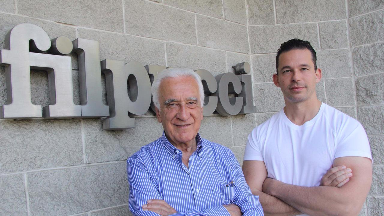 Federico e Leandro Gualtieri davanti al marchio dell'azienda (foto Batavia)