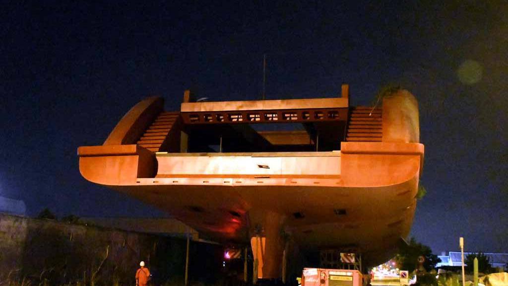 Il trasporto notturno del maxi scafo