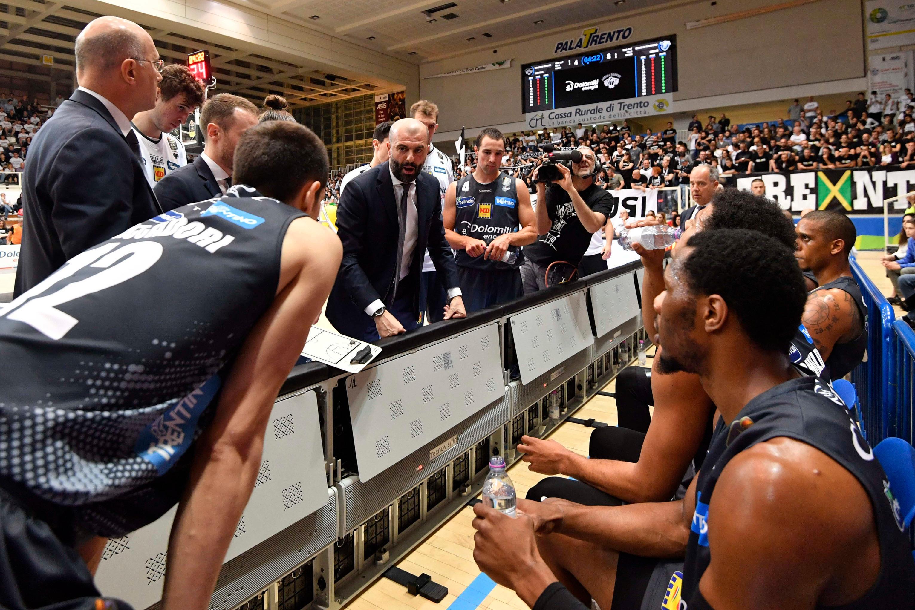 Buscaglia, coach di Trento, durante un time out