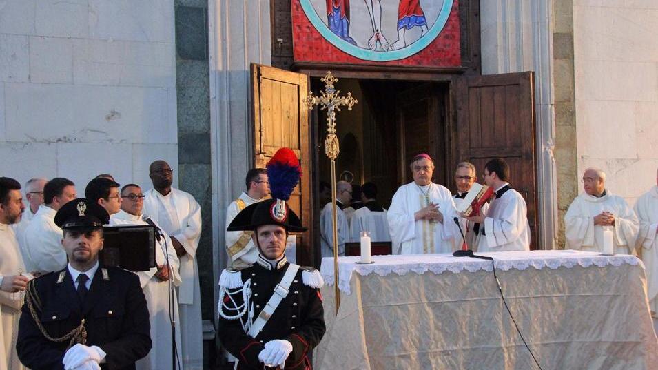 Ottocento persone alla messa in piazza delle Carceri