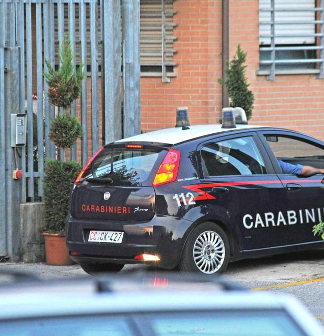 Ruba un’auto e fugge giovane arrestato dopo l’inseguimento