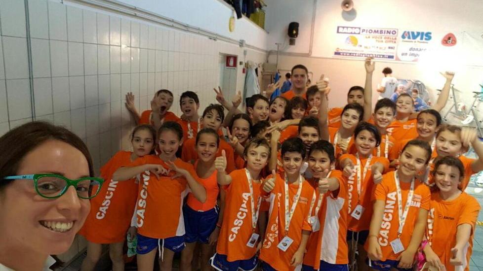 I giovani atleti della Nuoto Uisp 2003 in evidenza ai toscani Esordienti
