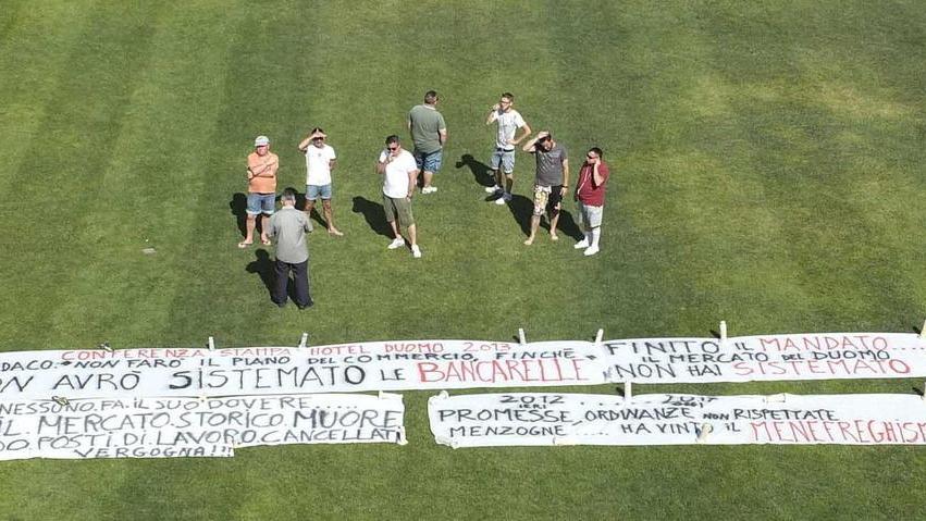 Striscioni sotto le mura per rilanciare la vertenza bancarelle