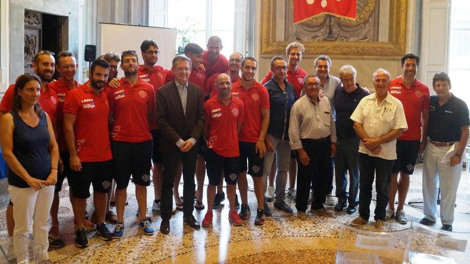 I campioni rossocrociati si presentano alla città