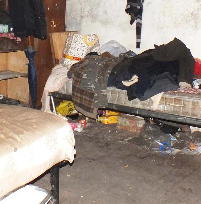 Il casolare-albergo dei disperati due anni dopo è ancora pieno 