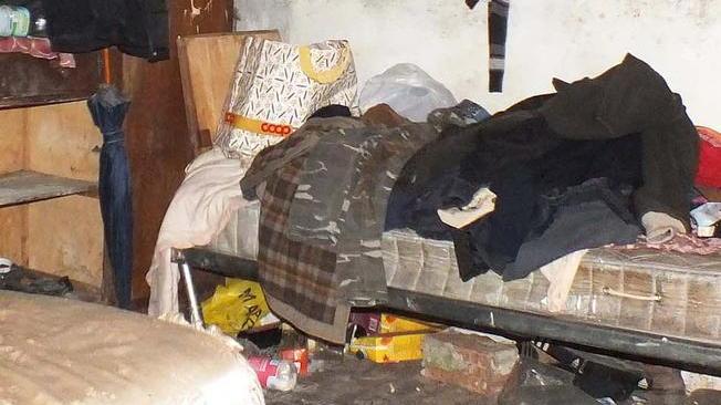 Il casolare-albergo dei disperati due anni dopo è ancora pieno