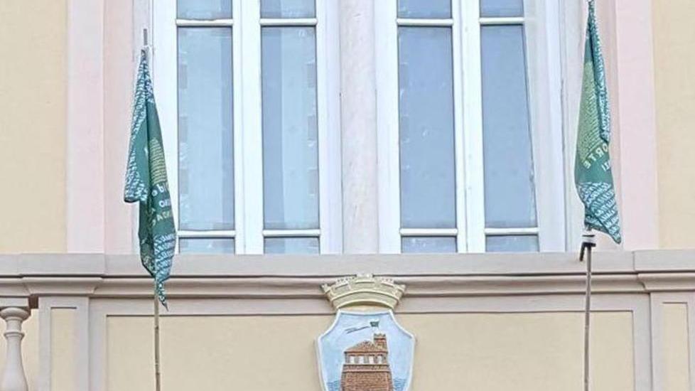 Esposto sulle bandiere a Palazzo Quartieri