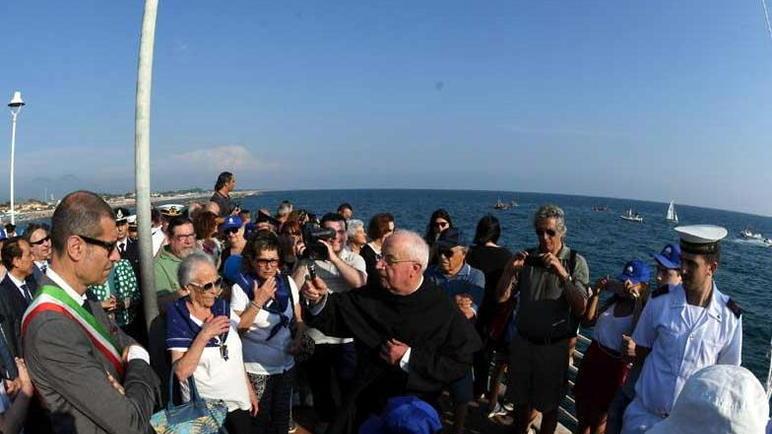 Sventola la bandiera blu dal pontile di Marina