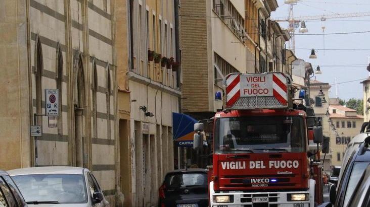 Pentolino sul fuoco, arrivano i pompieri
